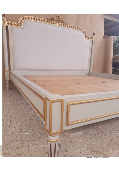 Cama casal dourada com branco off-white