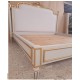 Cama casal dourada com branco off-white