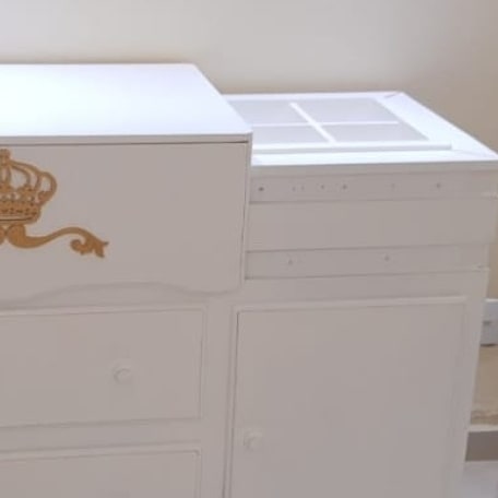comoda com banheira e nichos para utensílios do bebe