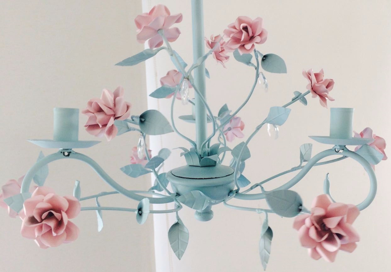 Lustre azul turquesa e flores rosa seco